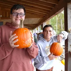 What a wonderful day at @harvestmoon_farms! Our seniors rolled up their sleeves and got up close with nature, learning all about caring for crops and animals 🐣 Thank you for the unforgettable experience! #riverviewschool #harvestmoonfarm #handsonlearning